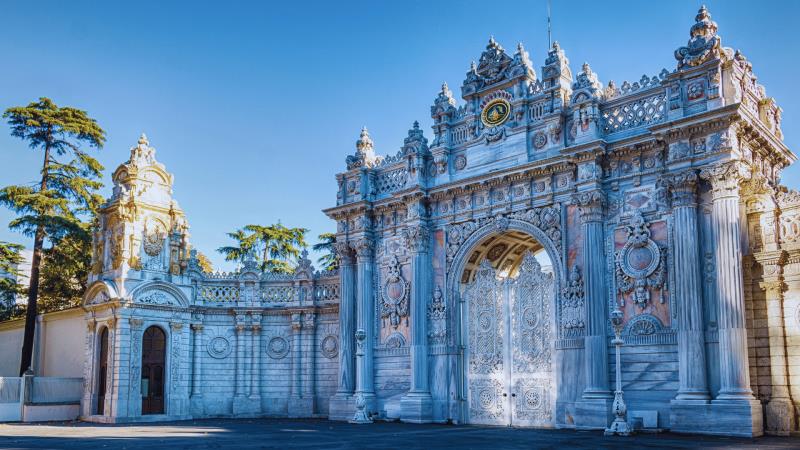 Image of main gate and entrance to Dolmabahce Palace